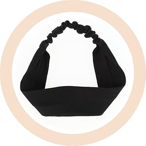 Bandeau élastique noir avec motif de nœuds torsadés, affiché sur un fond beige circulaire