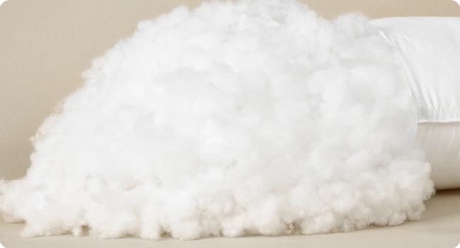 Mehrere Ansichten von weißem, flauschigem Füllmaterial oder Füllmaterial, das vor einem hellbeigen Hintergrund weich und wolkenartig wirkt.