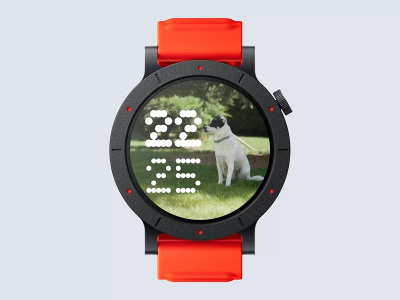 Reloj inteligente digital con carcasa redonda negra y correa de color naranja brillante, que muestra una interfaz digital con números y gráficos en forma de píxeles sobre fondo verde.