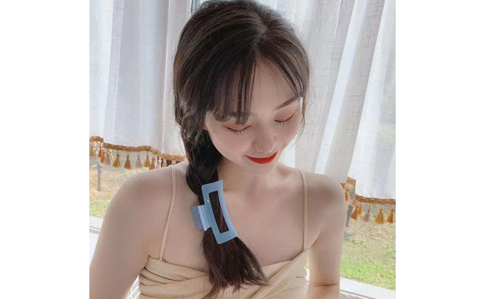 Blue hairpin brings you fresh and refined beauty