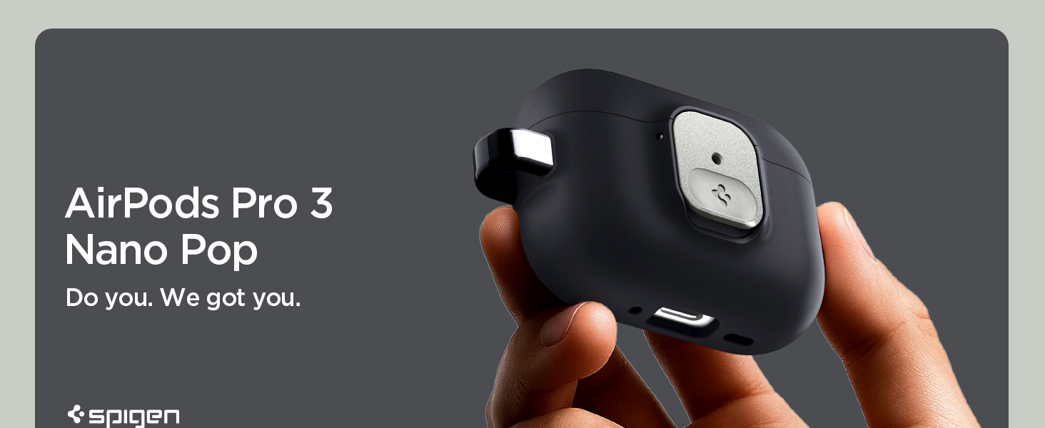 Το κείμενο εμφανίζεται "AirPods Pro 3 Nano Pop". Die schwarze Hülle für kabellose Ohrhörer wird vor einem dunklen Hintergrund gehalten; Ladeetui mit LED-Anzeige.