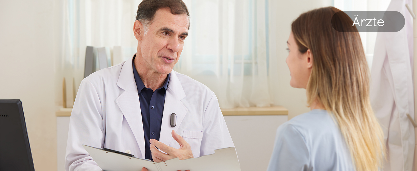 Szene einer medizinischen Sprechstunde, in der medizinisches Fachpersonal in weißem Kittel in klinischer Umgebung mit hellem Innenhintergrund ein Gespräch mit dem Patienten führt.