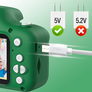 avec port de chargement USB. L'écran affiche 5 V comme tension correcte, 5,2 V comme étant incorrecte. Boutons blancs visibles sur l'appareil.