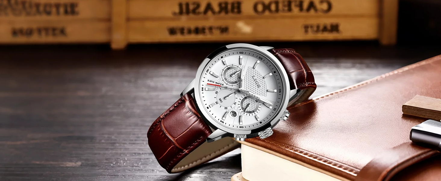 Gros plans de cadrans de montres analogiques montrant différents réglages de l'heure. Les cadrans semblent provenir de montres classiques ou vintage.