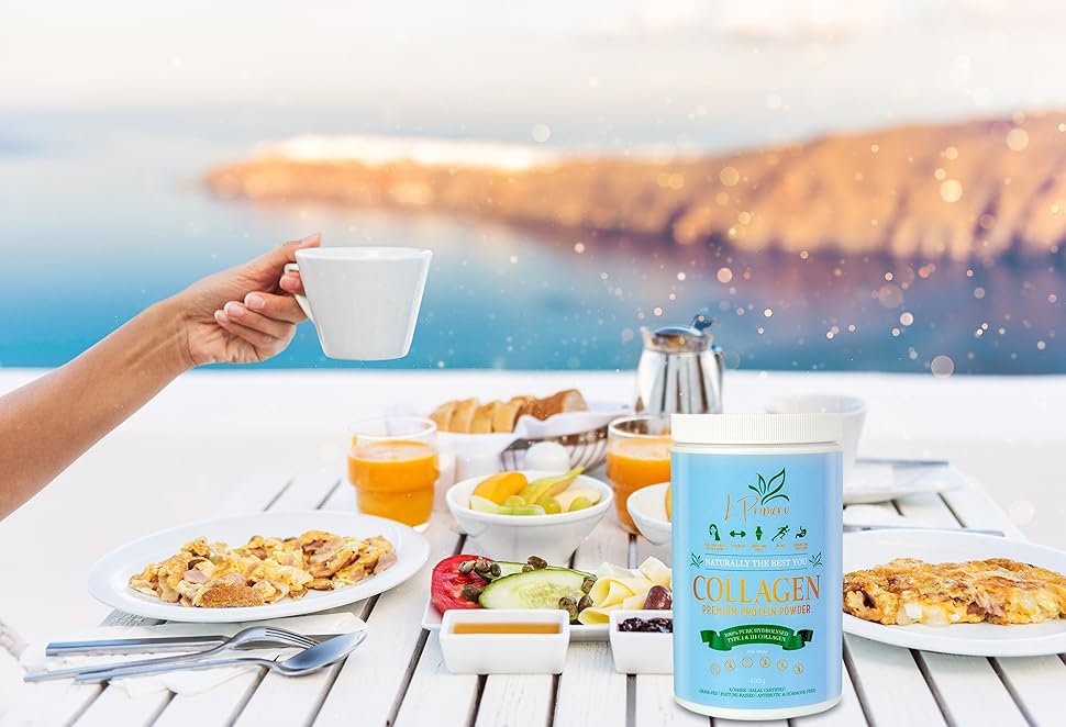 Ontbijt tafel, vrouw houden kopje koffie kop, blauwe zee en berg achtergrond