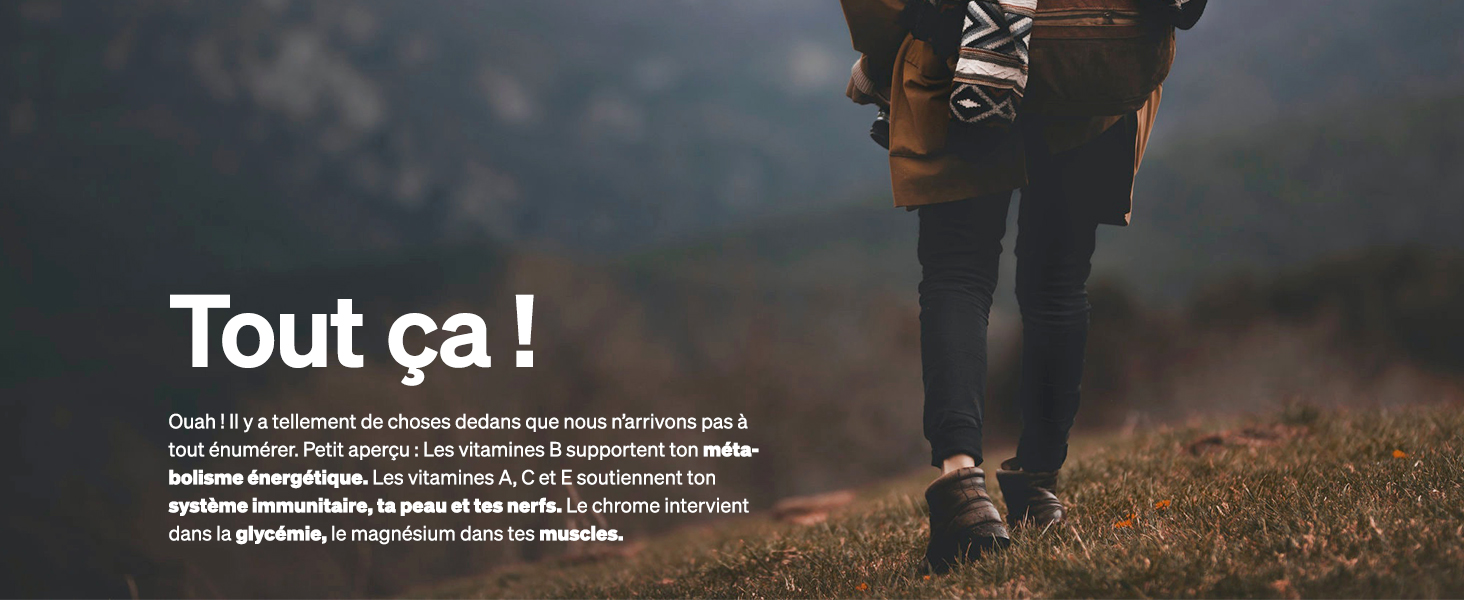 une personne marchant dans l'herbe avec une superposition de texte