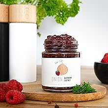 Zwiebel-Himbeere Chutney auf Holzplatte