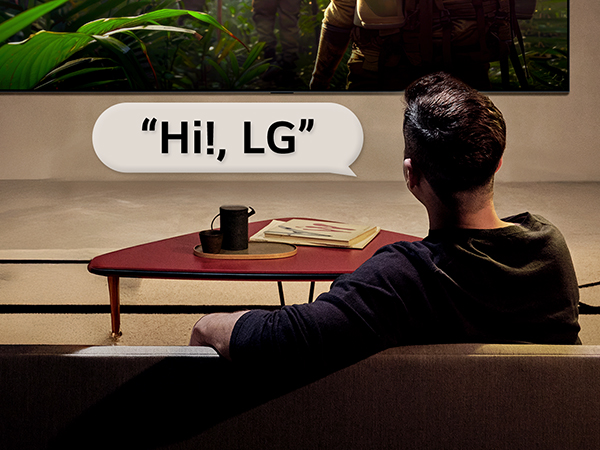 Sprechblase um Person zeigt, wie sie mit ihrem LG TV nur durch „Hi LG“ interagiert.