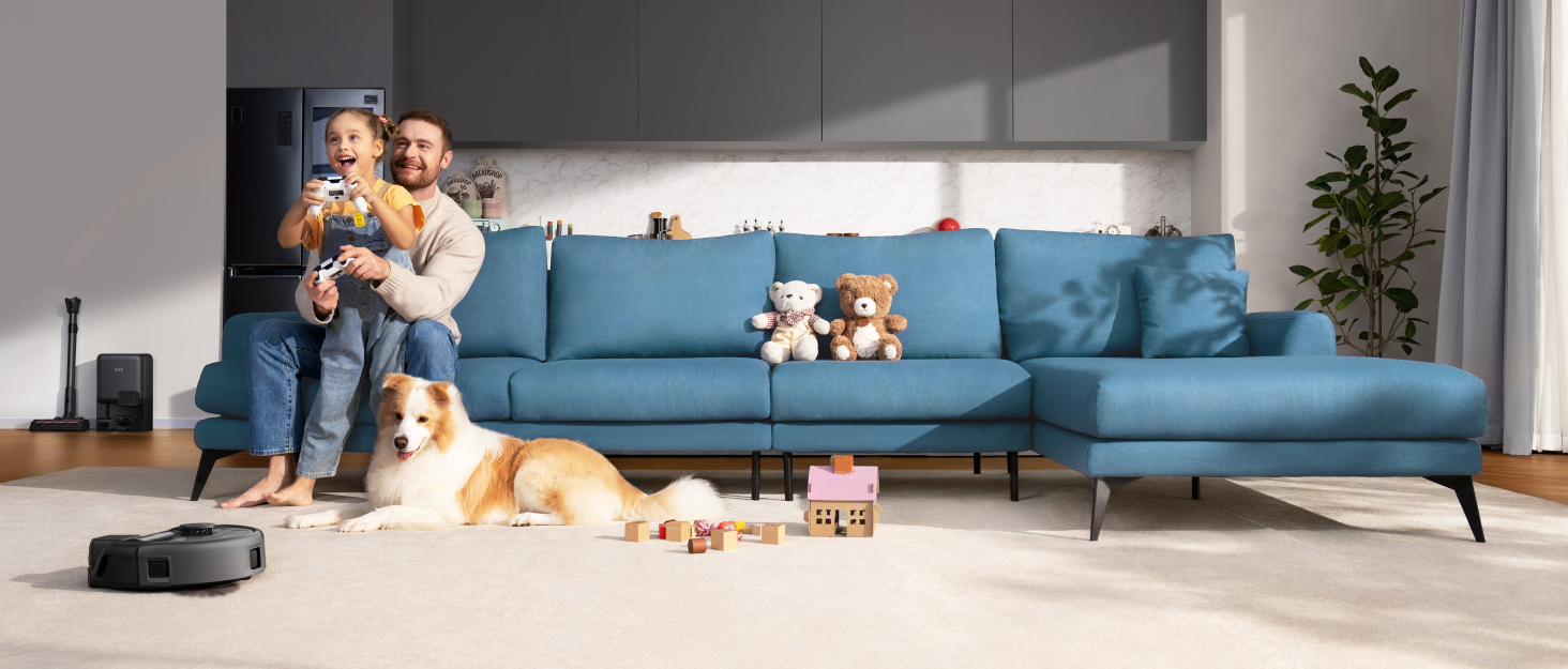 eine Frau und ihr Hund sitzen auf einer blauen Couch.