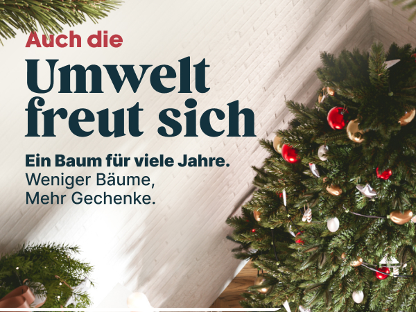 Geschmückter Weihnachtsbaum mit roten Ornamenten. Deutscher Text, der sich für Umweltbewusstsein einsetzt und weniger Bäume, mehr Geschenke vorschlägt