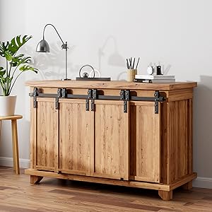 Sideboard aus Holz mit Schiebetüren, Metallbeschlägen und einer Oberseite, auf der Dekorationsgegenstände und eine Schreibtischlampe ausgestellt