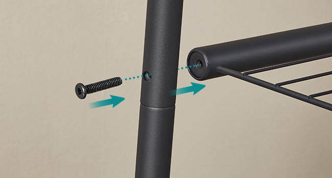 Közeli műszaki rajz, amely egy fekete fém oszlopcsatlakozó rendszer összeszerelési utasításait mutatja csavarokkal és irányjelző nyilakkal.