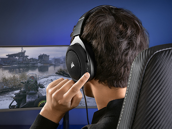 新品　CORSAIR HS60 Haptic Black　CA-9011228 CORSAIR HS60 HAPTIC Stereo Gaming Headset with Haptic Bass