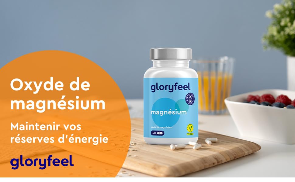 présentée sur une planche à découper en bois avec un élément graphique circulaire orange et des fruits en arrière-plan