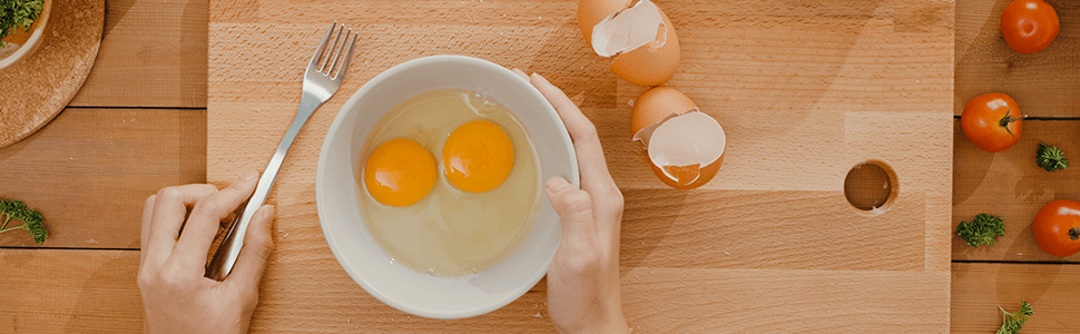 Oeufs blancs et jaune directement dans un bol pour cuisiner