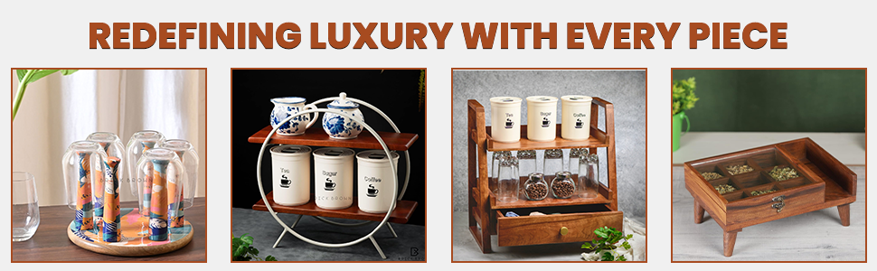 Coleção de peças de exibição de luxo mostrando suportes de madeira e recipientes de vidro dispostos em diferentes configurações com elementos decorativos.