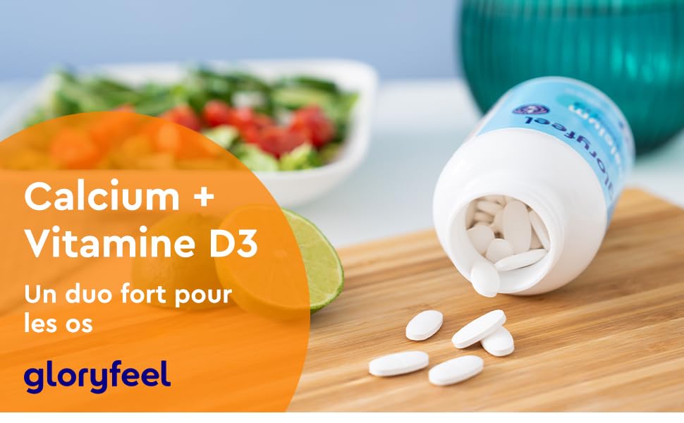 Bouteille blanche de suppléments de calcium et de vitamine D3 Gloryfeel sur une surface en bois à côté d'un saladier et d'un verre bleu