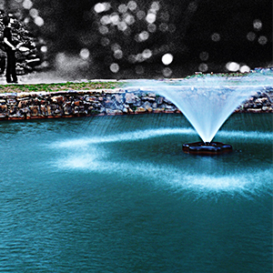 Beleuchteter Springbrunnen in einem Pool, der mit LED-Lichteffekten ein blaues kegelförmiges Wassersprühmuster erzeugt.