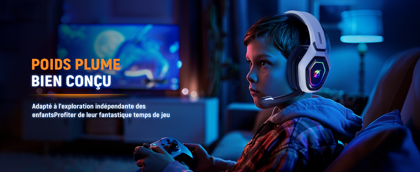 Personne portant des écouteurs supra-auriculaires dans une pièce bleue faiblement éclairée. La superposition de texte orange indique « POIDS PLUME BIEN CONÇU
