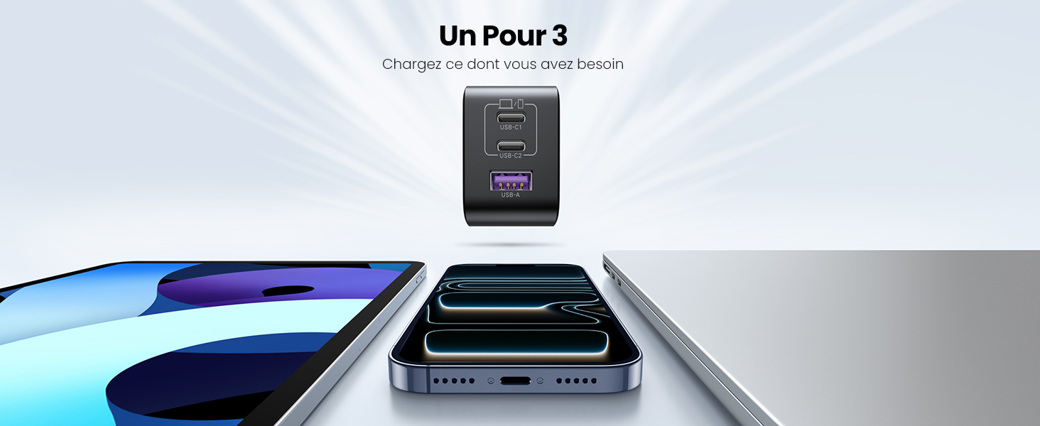 Le texte se lit comme suit : « Un Pour 3 ». Photos de produits montrant une console de jeu noire avec des accents violets sur fond clair. Les angles multiples affichent un design et des ports élégants.