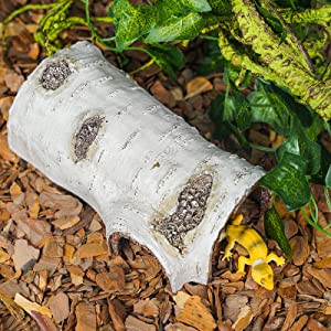 Auf einem Holzscheit sitzt ein gelbes Plastikspielzeug.