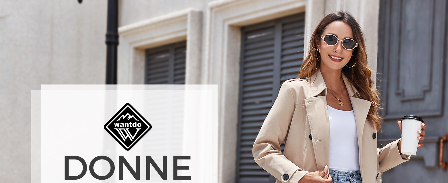 Scena di moda all'aperto con trench classico beige abbinato a top bianco e occhiali da sole. Ambiente urbano con persiane sullo