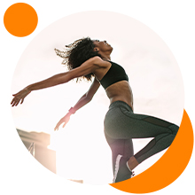 femme faisant du yoga en cercle