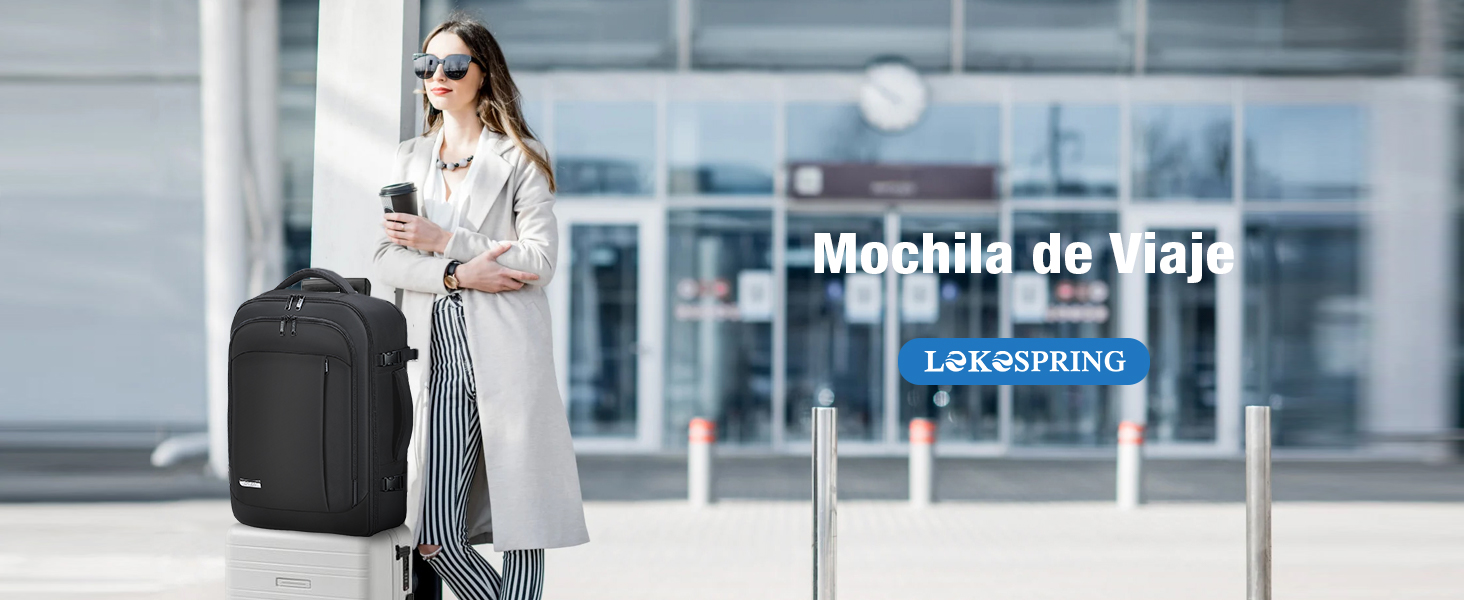 Mochila de viaje negra con ruedas junto a una persona que sostiene una taza de café en un aeropuerto. El texto superpuesto dice «Mochila de viaje»