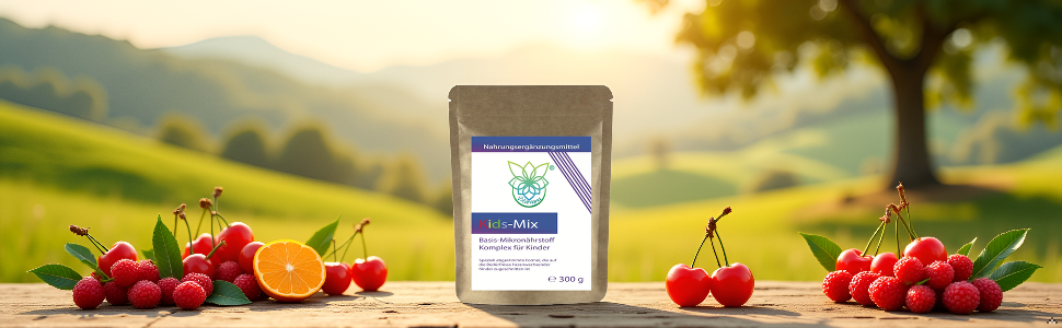 Buntes Werbebanner mit frischen Früchten wie Kirschen und Orangen vor einem sonnigen Hintergrund im Freien mit sichtbarer Produktverpackung.