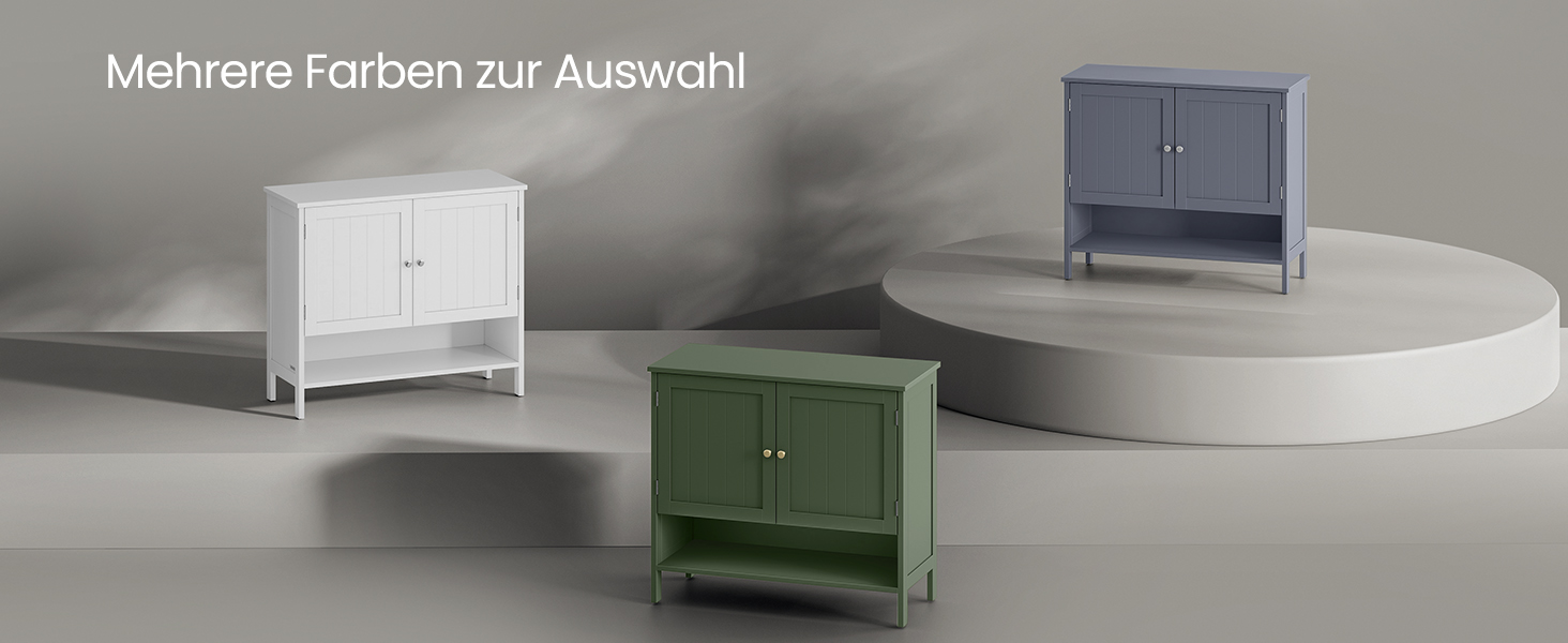 Három kis tárolószekrény szürke platformon, fehér, zöld és kék színváltozatokban. Mindegyik kétajtós és magas lábakon áll.