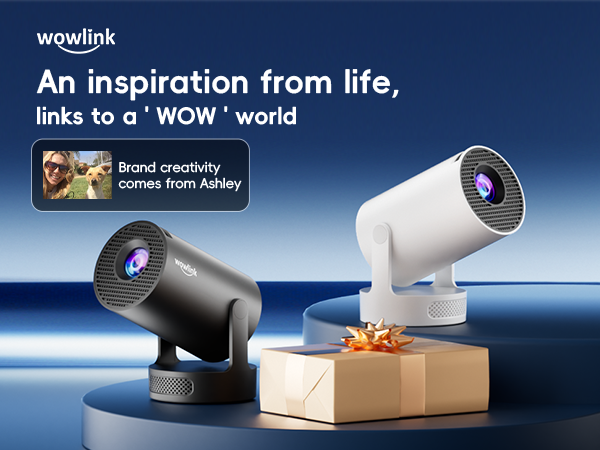 Zwei kompakte Projektoren, ein schwarzer und ein weißer, werden auf einer blauen Oberfläche angezeigt. Die Geräte verfügen über runde Objektive und verstellbare Standfüße, was auf tragbare Projektionsmöglichkeiten hindeutet.