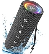 con superficie perforada, anillo de luz RGB en la parte superior, botones de control y efecto de salpicaduras de agua, lo que indica un diseño impermeable