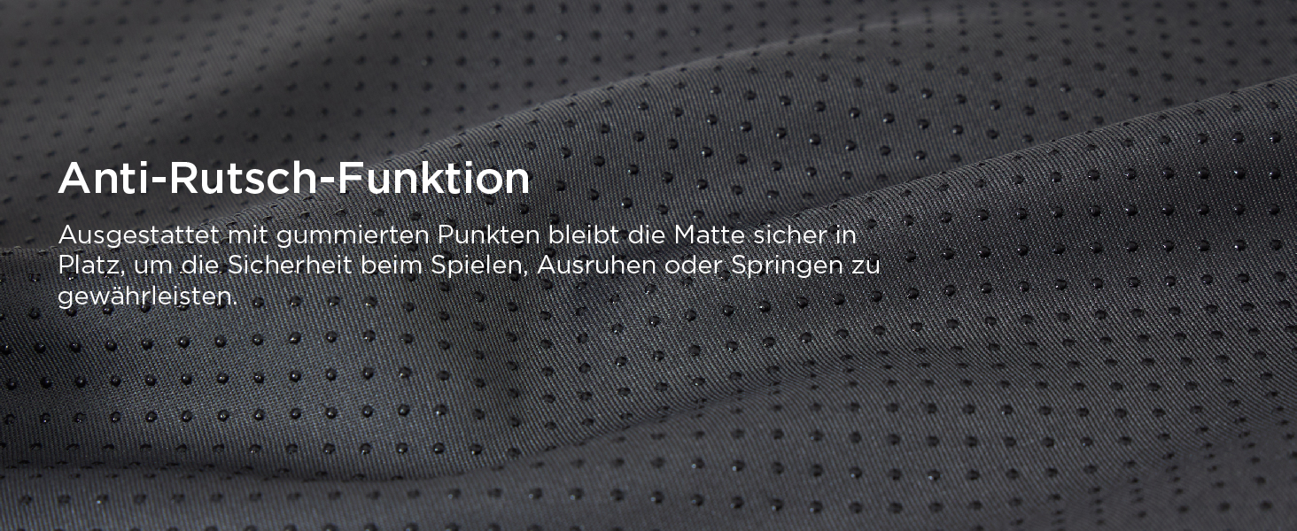 Der Text lautet „Anti-Rutsch-Funktion“. Nahaufnahme aus strukturiertem schwarzem Material mit perforiertem Muster, das die Funktionalität der rutschfesten Oberfläche zeigt.