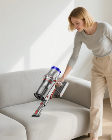 Eine Reihe von Produktfotos, die den kabellosen Staubsauger zum Reinigen von weißen Sofas oder Sofas zeigen und die Vielseitigkeit in verschiedenen Reinigungswinkeln demonstrieren