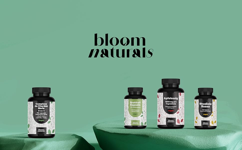 Le texte indique « Bloom Naturals ». Plusieurs pots de produits noirs et blancs disposés dans un présentoir minimaliste sur un fond vert menthe illustrant l'évolution de l'emballage des produits.