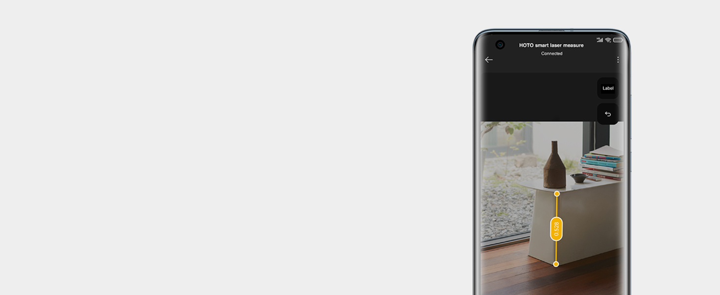 un smartphone que muestra una foto de un suelo de madera y una ventana.