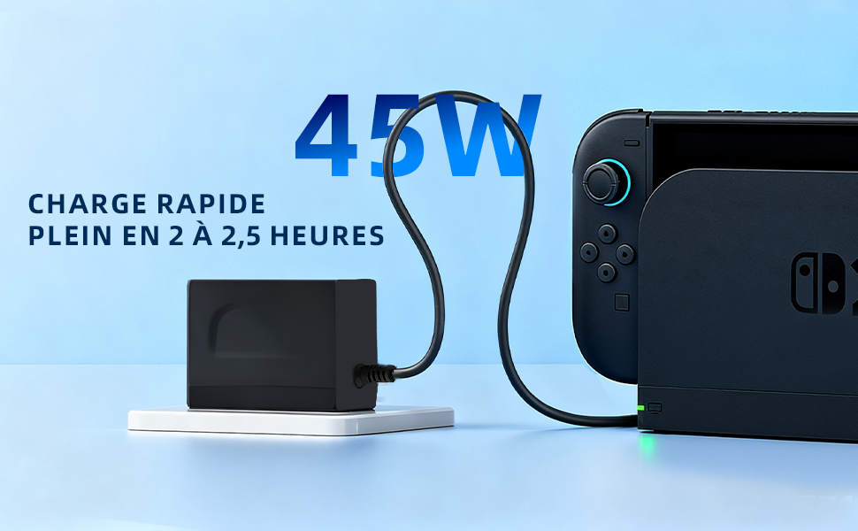 Le texte se lit comme suit : « PLEIN EN 2 À 2,5 HEURES ». Images du produit montrant ce qui semble être un chargeur ou un adaptateur avec des spécifications techniques.