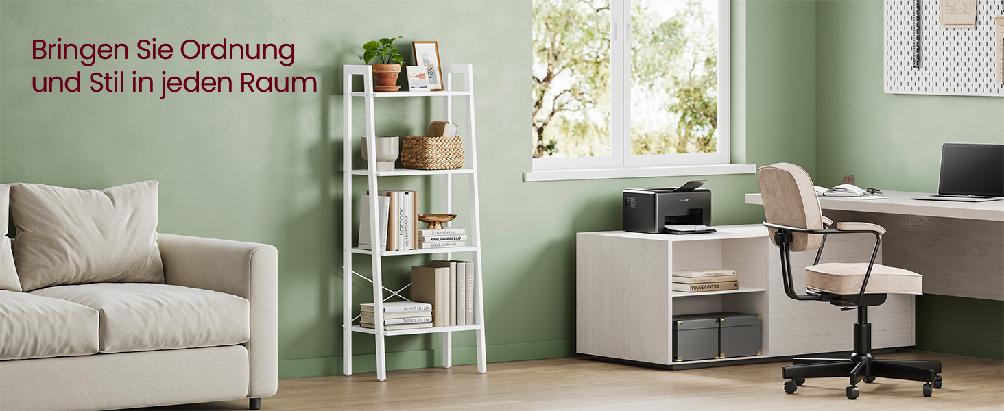 Modernes Home-Office-Setup mit weißem Schreibtisch, Bürostuhl, beigem Sofa und weißem Leiterregal vor hellgrünen Wänden.