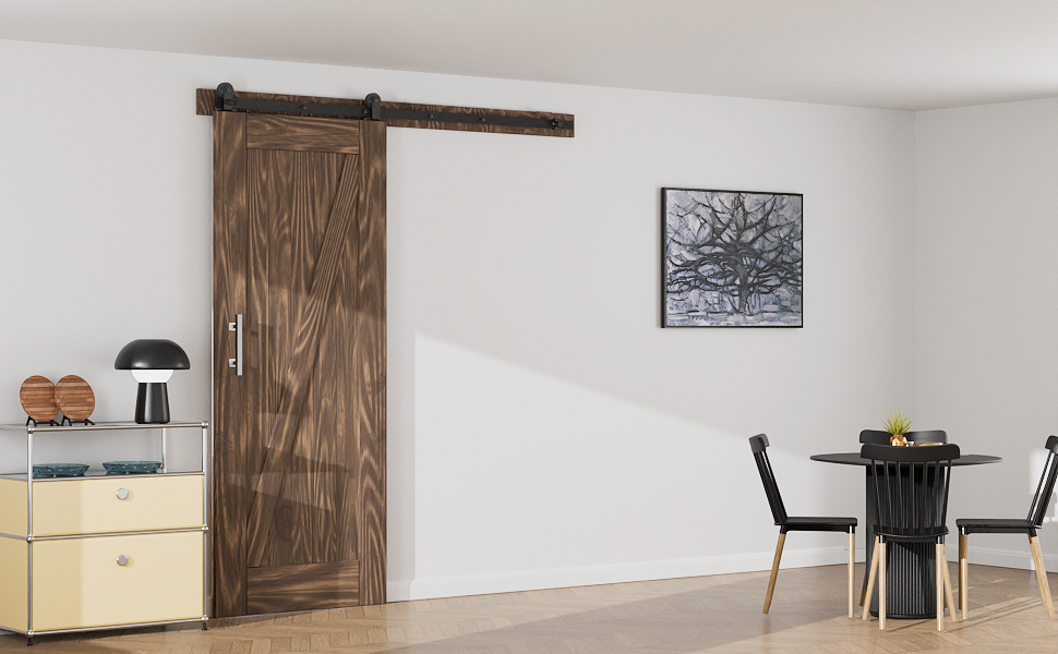 Schiebetür aus Holz auf Metallschiene in modernem Interieur. Das Zimmer verfügt über eine kleine Essgruppe, einen Aufbewahrungsschrank und Wandkunst. Helle Wände und Holzböden sind sichtbar