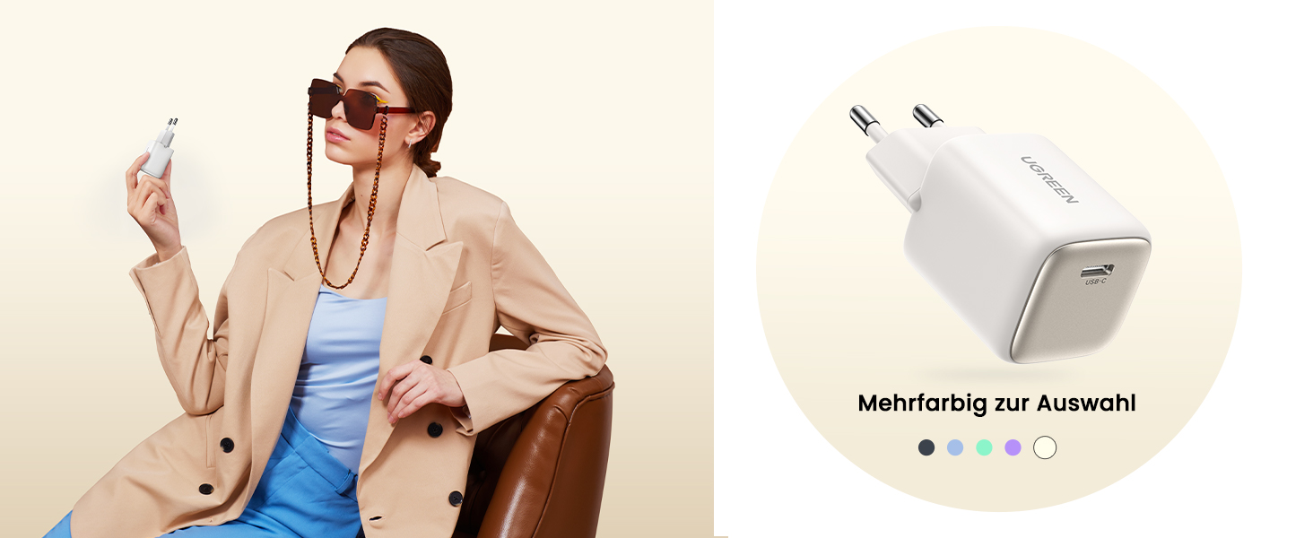 Geteiltes Bild: Person in beiger Jacke und Sonnenbrille mit Smartphone; weißes USB-Wandladegerät mit mehreren Anschlüssen vor hellem Hintergrund.