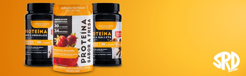 Tres envases de suplementos de proteína en polvo. Dos frascos negros flanquean una bolsa transparente con etiquetas rojas y naranjas, con imágenes de frutas. Fondo amarillo con logotipo blanco