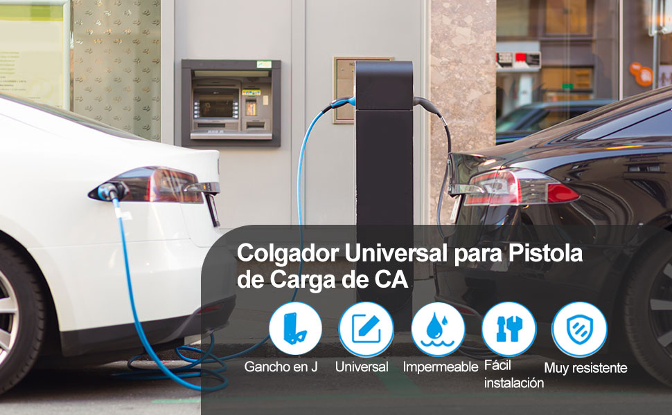 Soporte universal para cables de carga montado cerca de un vehículo blanco en una estación de carga, con iconos que muestran características como la durabilidad y la resistencia al agua.
