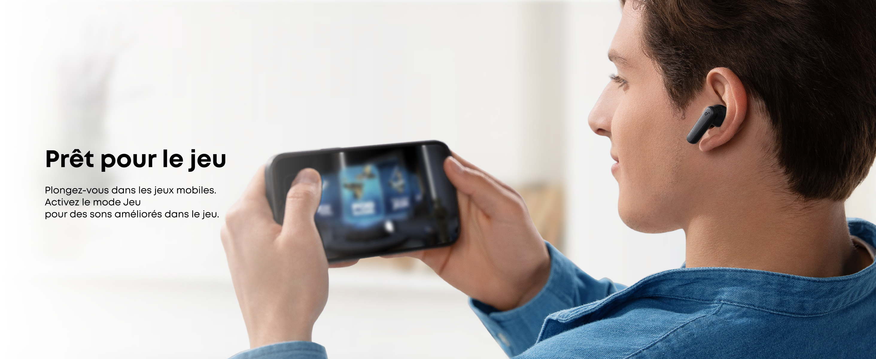 Le texte se lit comme suit : « Prêt pour la jeu ». Personne en chemise bleue tenant une tablette affichant l'interface du jeu, démontrant que l'appareil est prêt à être utilisé pour les jeux.