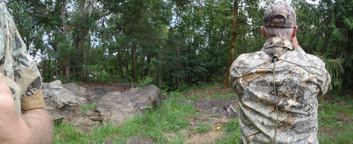 Image showing how to tighten the cord to a comfortable fit.