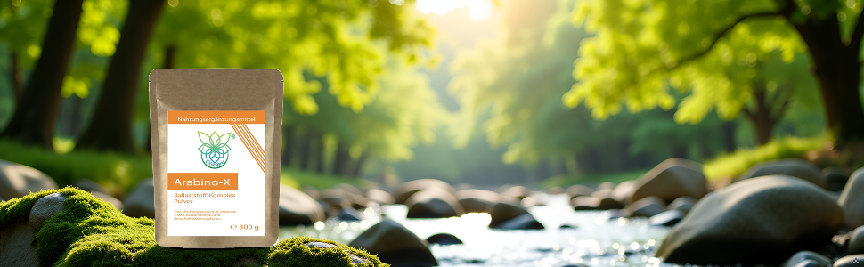 Weißes Paket in natürlicher Umgebung im Freien mit moosigen Felsen und fließendem Bach im Hintergrund, sanftes natürliches Licht, das durch Bäume fällt.