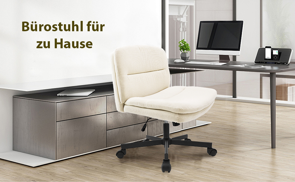 Cremefarbener Bürostuhl mit gepolstertem Sitz und Rückenlehne auf Rädern, der neben einem grauen Schreibtisch mit Schubladen in einer Heimbüroumgebung positioniert