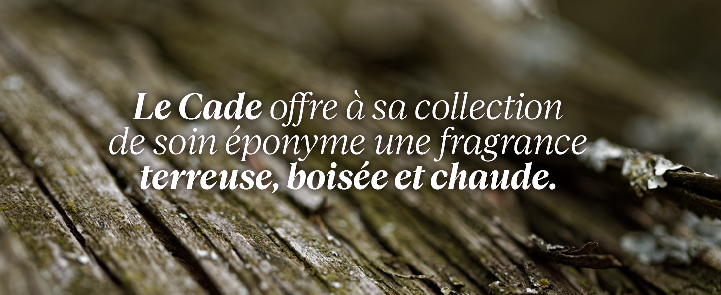 Le Cade offre à sa collection de soin éponyme une fragrance terreuse, boisée et chaude.