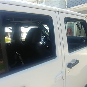 ジープラングラーのハンドルをつかむ