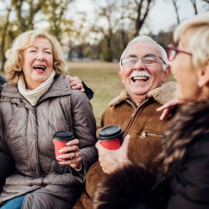groupe de personnes âgées discutant dans le parc