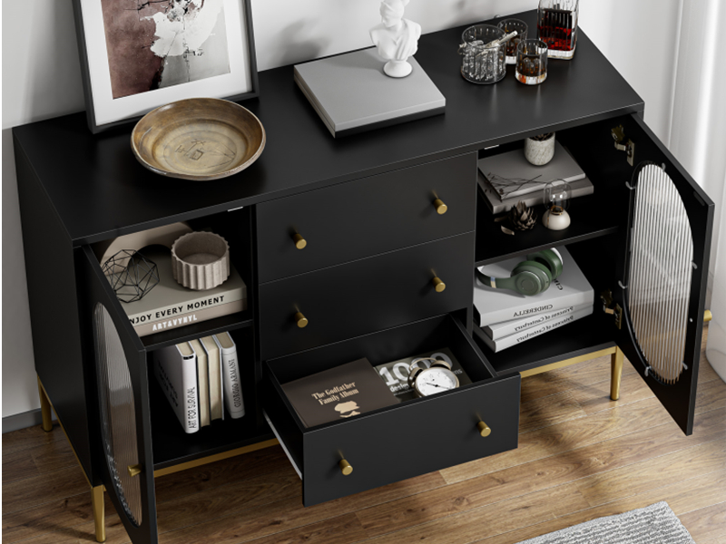 Schwarzer Aufbewahrungsschrank mit mehreren Fächern und Schubladen, mit offenen Regalen zur Aufbewahrung von Büchern und Dekorationsgegenständen